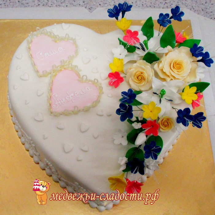 Свадебный торт в форме сердца с букетом цветом
